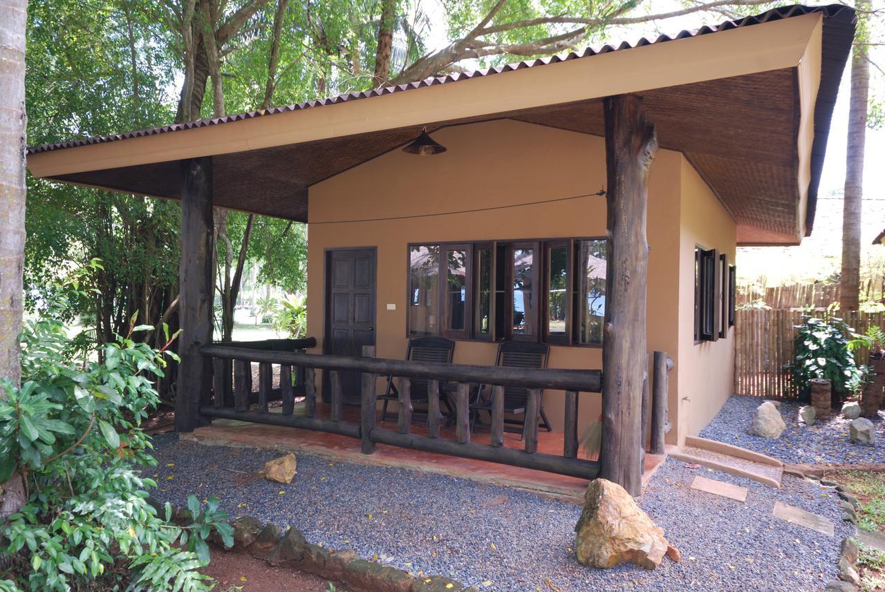 Melina Beach Front Bungalows Tha Lane Bay Exterior photo