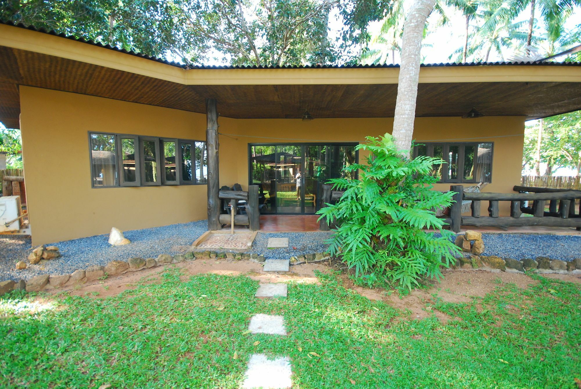 Melina Beach Front Bungalows Tha Lane Bay Exterior photo